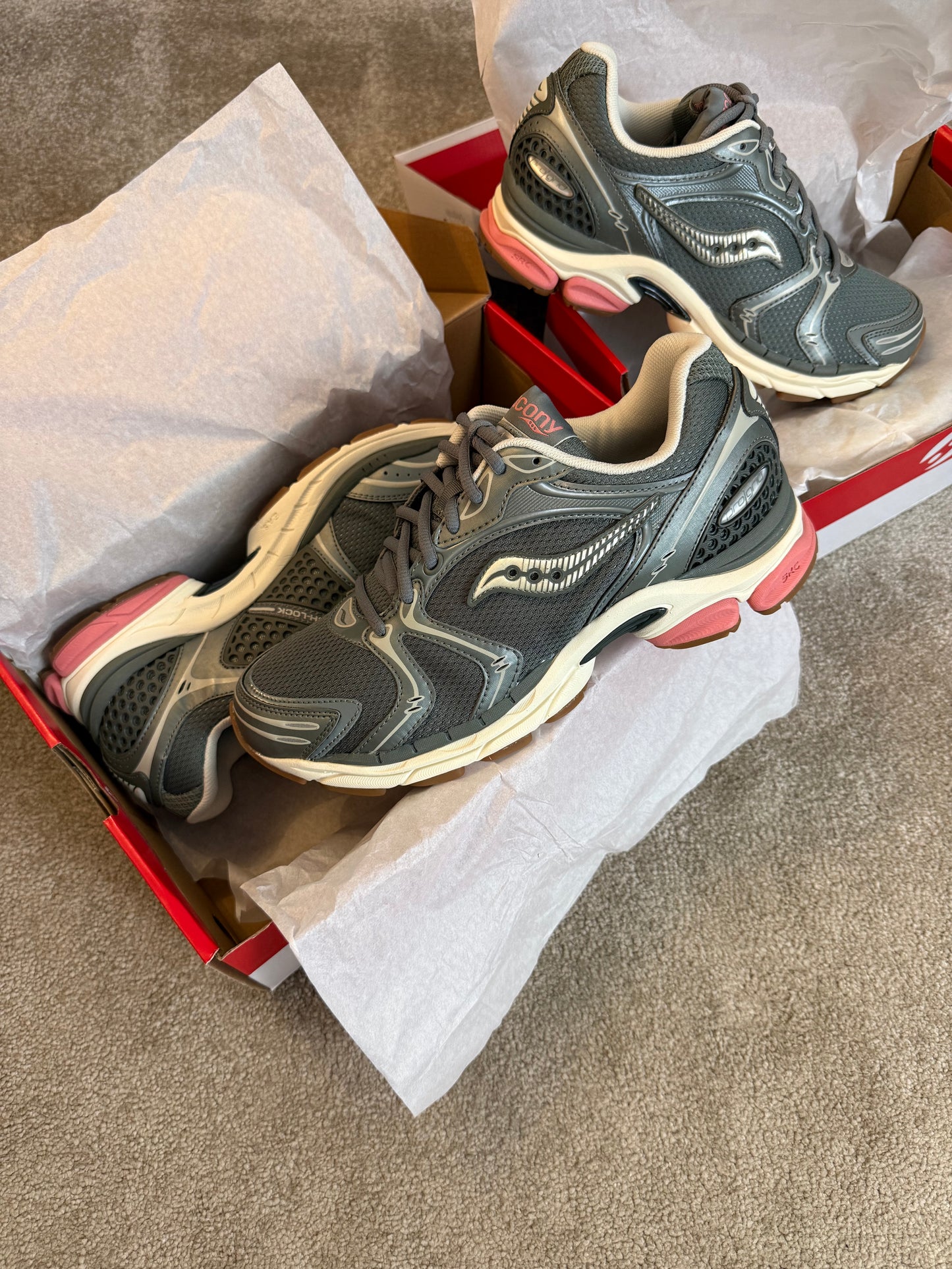 SAUCONY PROGRID TRIUMPH 4 TRAINERS - KHAKI