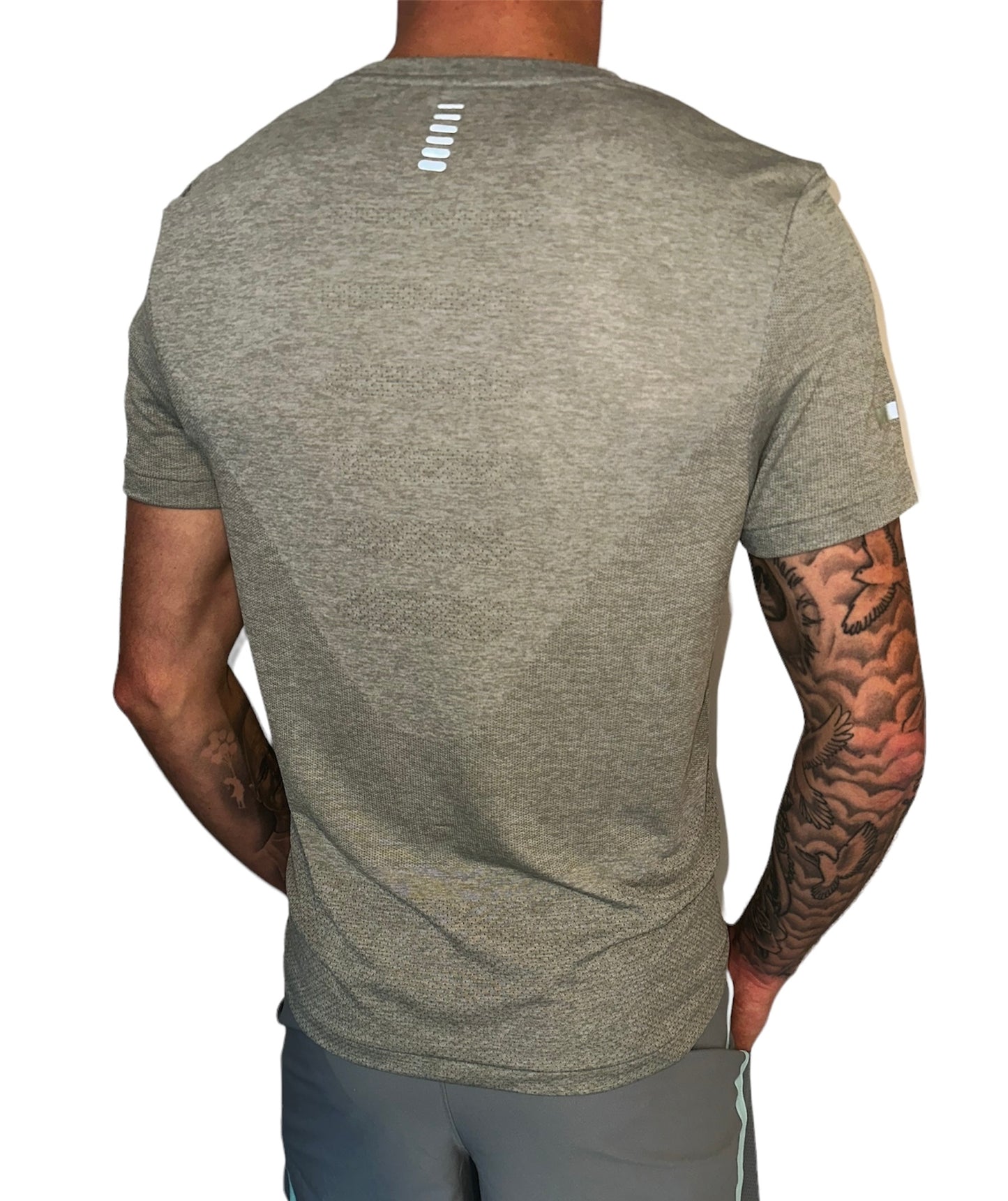 UNDER ARMOUR SEAMLESS STRIDE T-SHIRT - STONE GREY