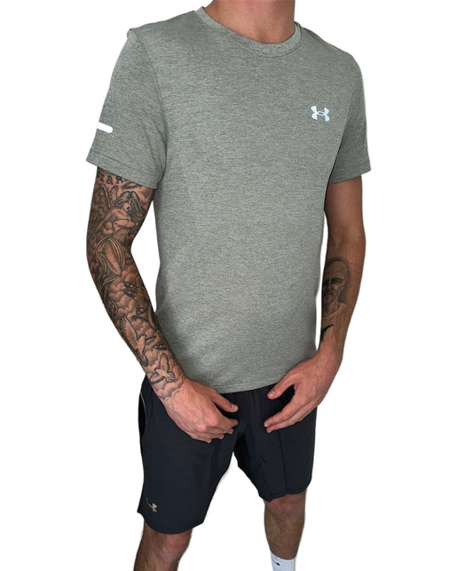 UNDER ARMOUR SEAMLESS STRIDE T-SHIRT & LAUNCH PRO SHORTS - GREY / BLACK