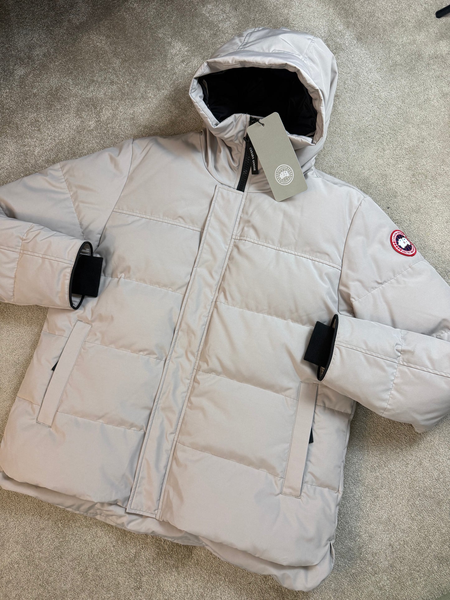 CANADA GOOSE MACMILLAN LOGO DOWN PARKA COAT - LIMESTONE