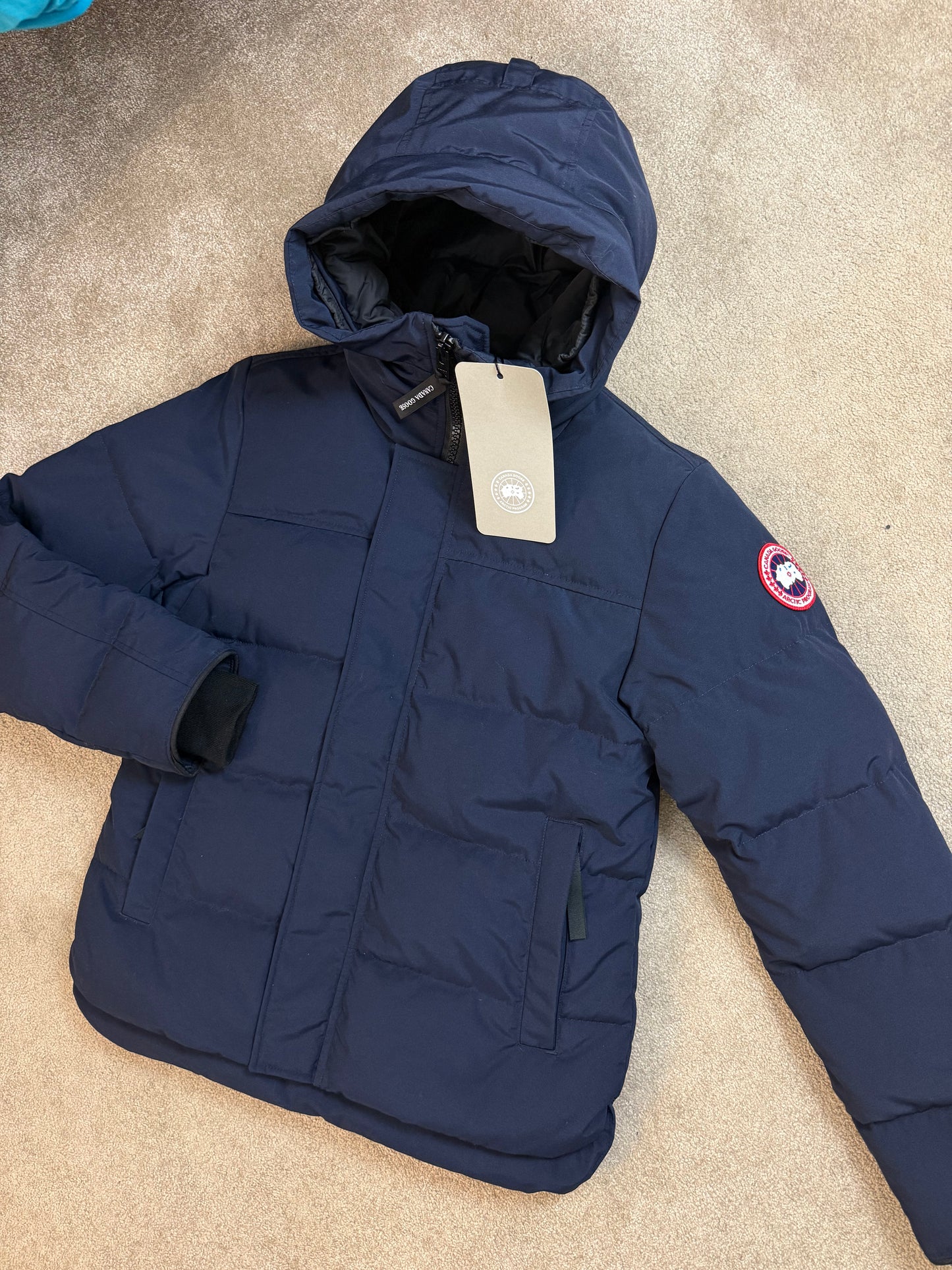 CANADA GOOSE MACMILLAN LOGO DOWN PARKA COAT - NAVY