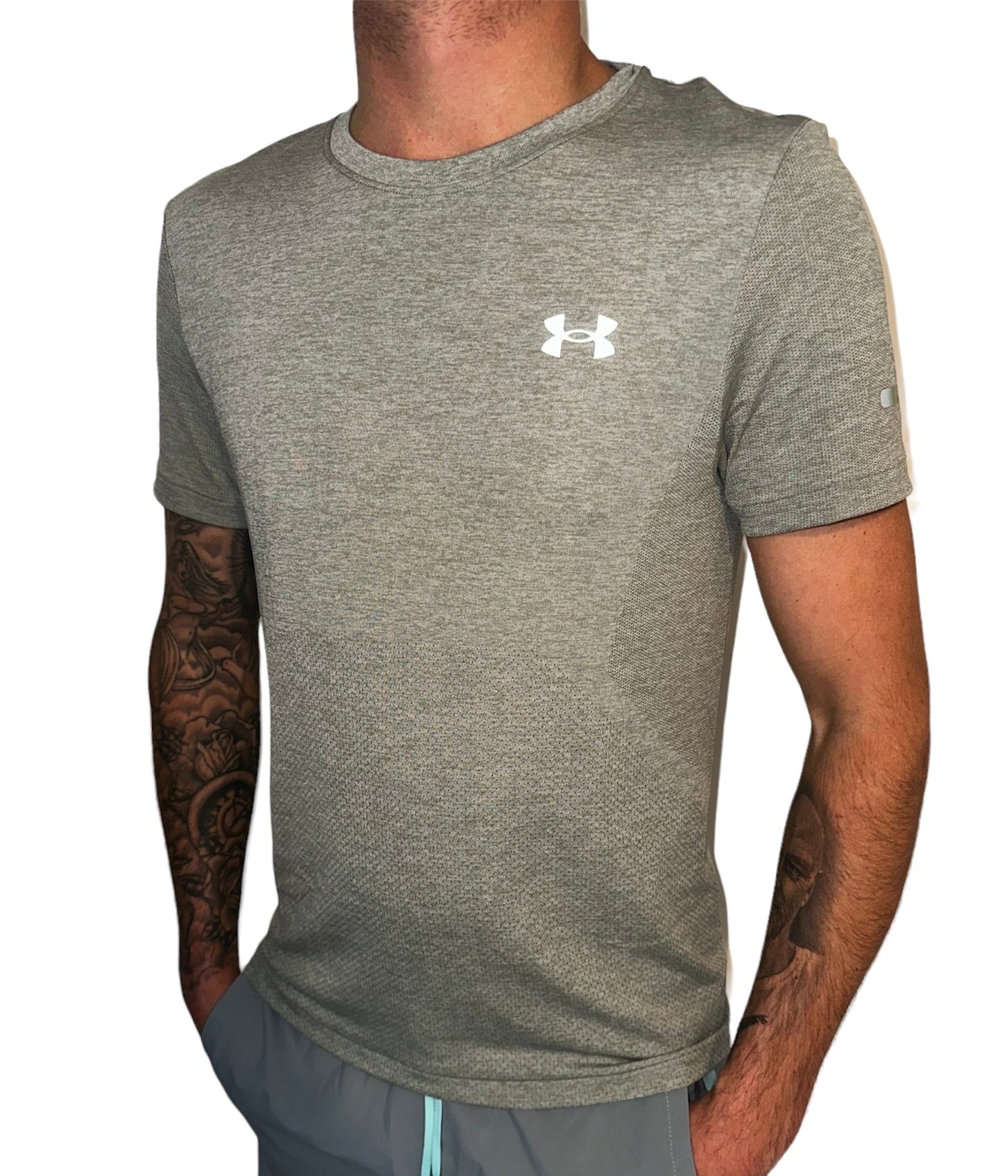 UNDER ARMOUR SEAMLESS STRIDE T-SHIRT & LAUNCH PRO SHORTS - GREY / BLACK