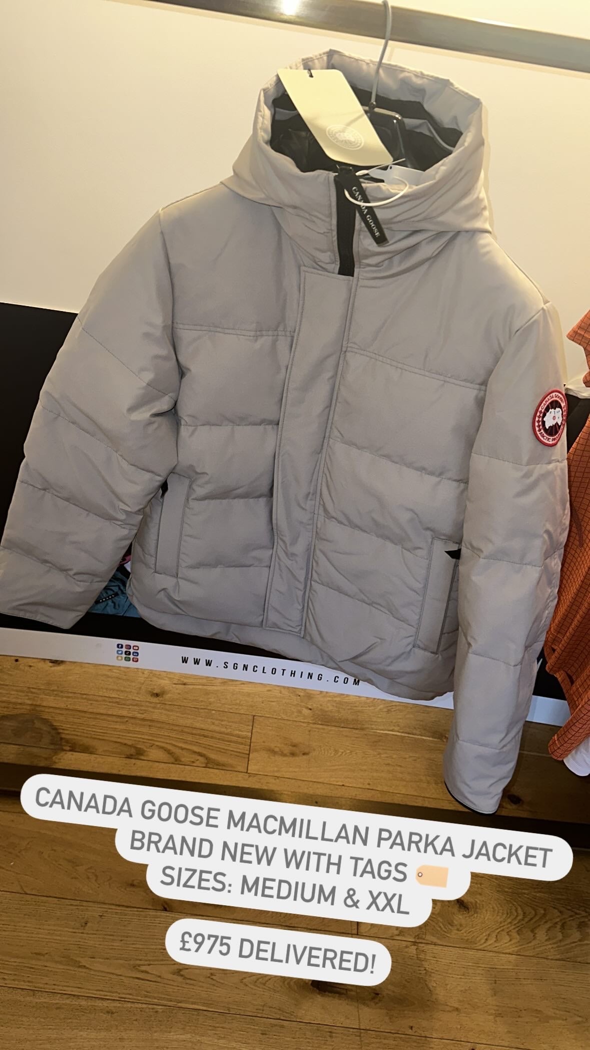 CANADA GOOSE MACMILLAN LOGO DOWN PARKA COAT - LIMESTONE